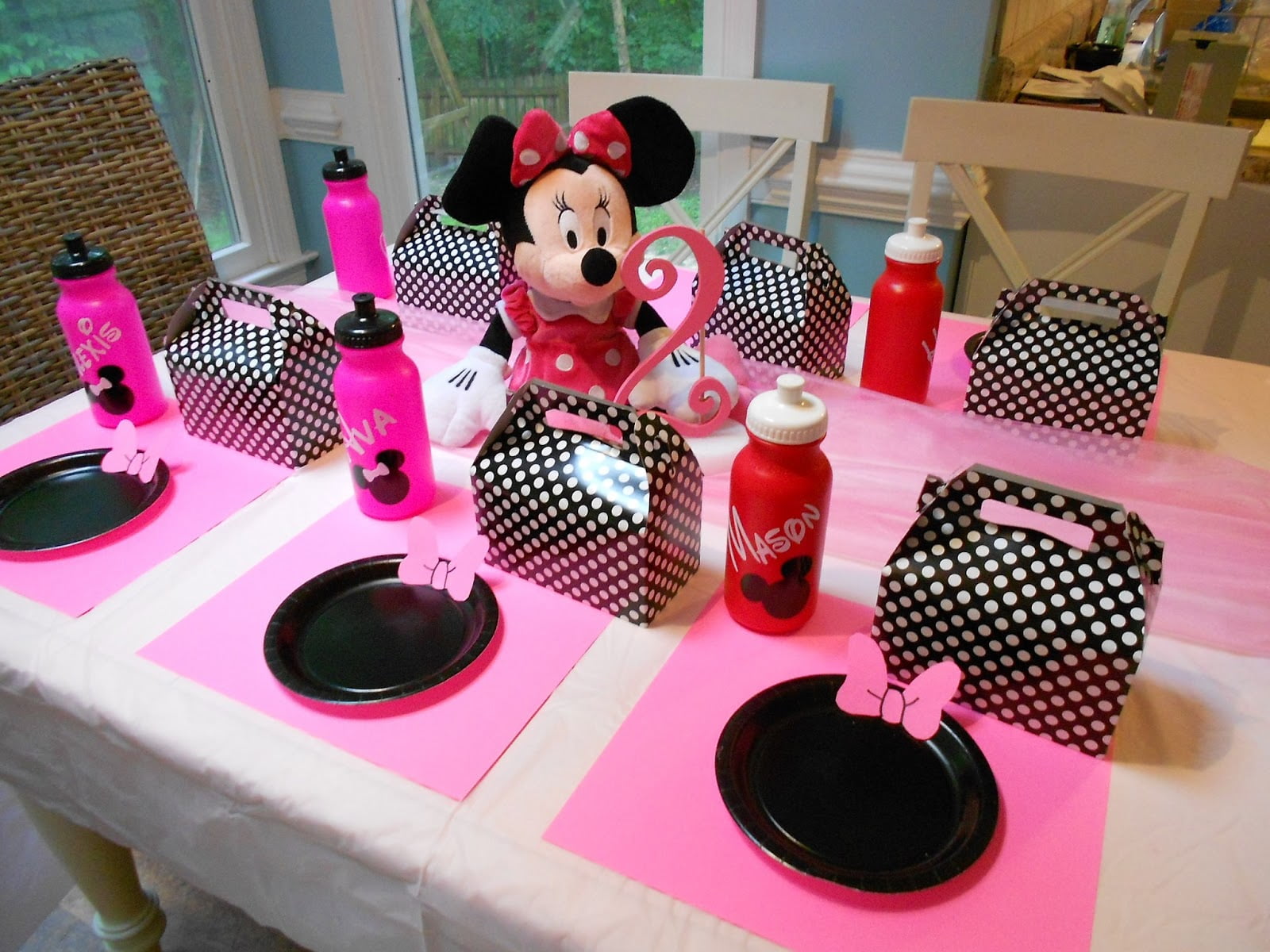 Minnie Mouse table party