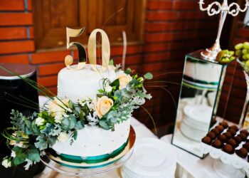 50th Anniversary Party Cake Ideas (Credit: Firstcry Parenting)