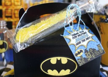 Batman Party Favors (Credit: orientaltrading)