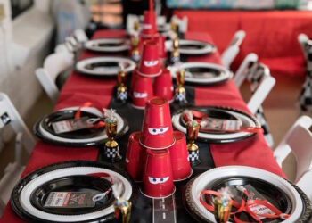 Cars Birthday Table Setting (Credit: karaspartyideas)