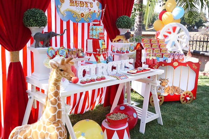 Circus Carnival Birthday Decoration (Credit: tinselbox)