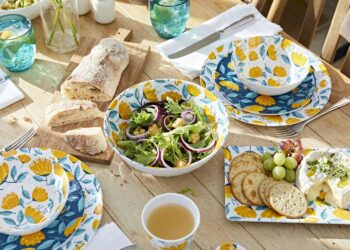 Garden Party Table Setting (Credit: lakeland)