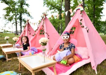 Outdoor Party Decoration (Credit: tinybeans)