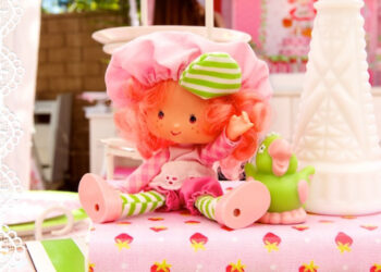 Strawberry Shortcake Centerpieces (Credit: mintedandvintage)