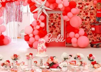 Barbie Party Decorations (Credit: confettifair)