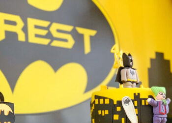 Batman Birthday Party Decoration (Credit: karaspartyideas)