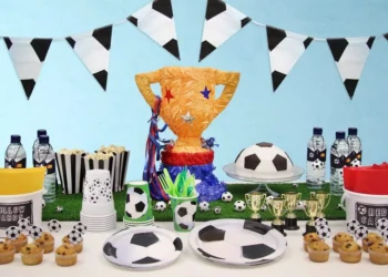 Football Themed Party Decoration (Credit: footballmethodint)