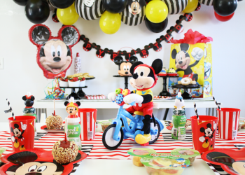 Mickey Mouse Party Decorations (Credit: michellespartyplanit)