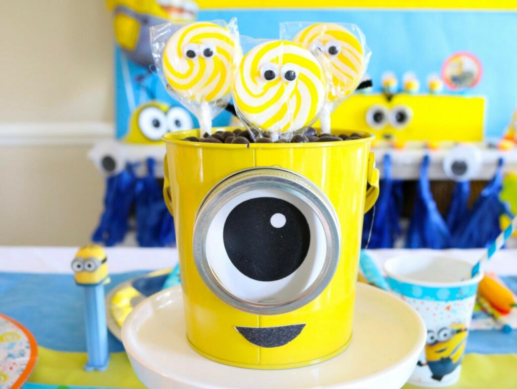 Minion sand bucket favors