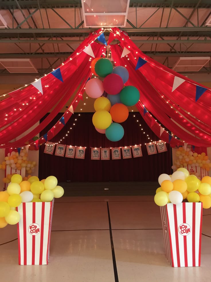 Bright El Payaso Plim Plim invitation surrounded by rainbow confetti, colorful balloons, stars, streamers, and festive birthday accents