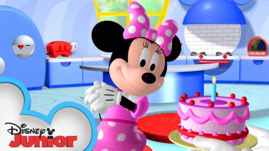 Minnie Mouse Baking up a pink birthday cake