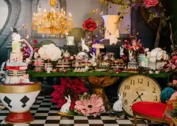Alice in Wonderland Party (Credit: homeandhoopla)