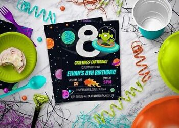 Alien Birthday Invitations (Credit: ebay)
