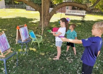 Water Gun Painting Kids Activities in Summer 4