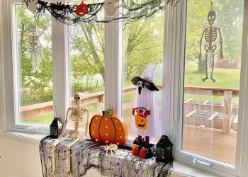 How to Decorate Windows for Halloween 1