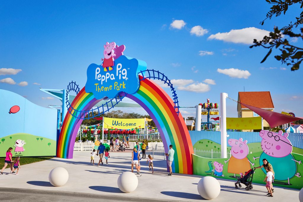 Fun Peppa Pig Theme Park with Rainbow Gate