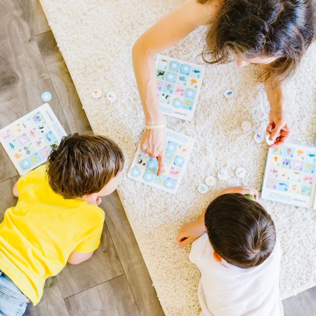 kids play bingo