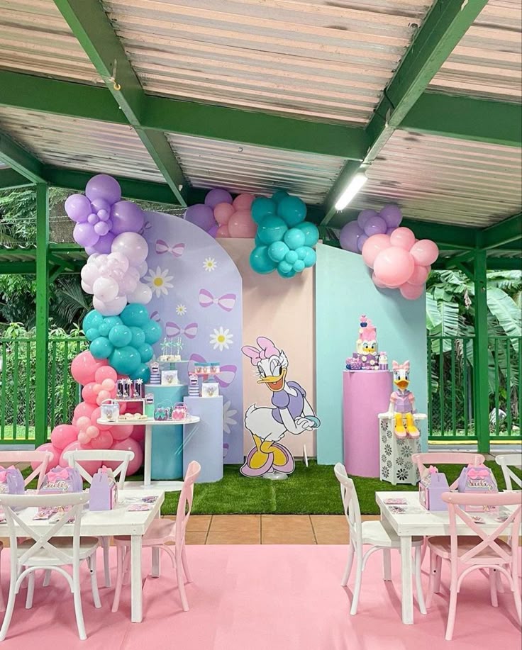 daisy duck balloon garden