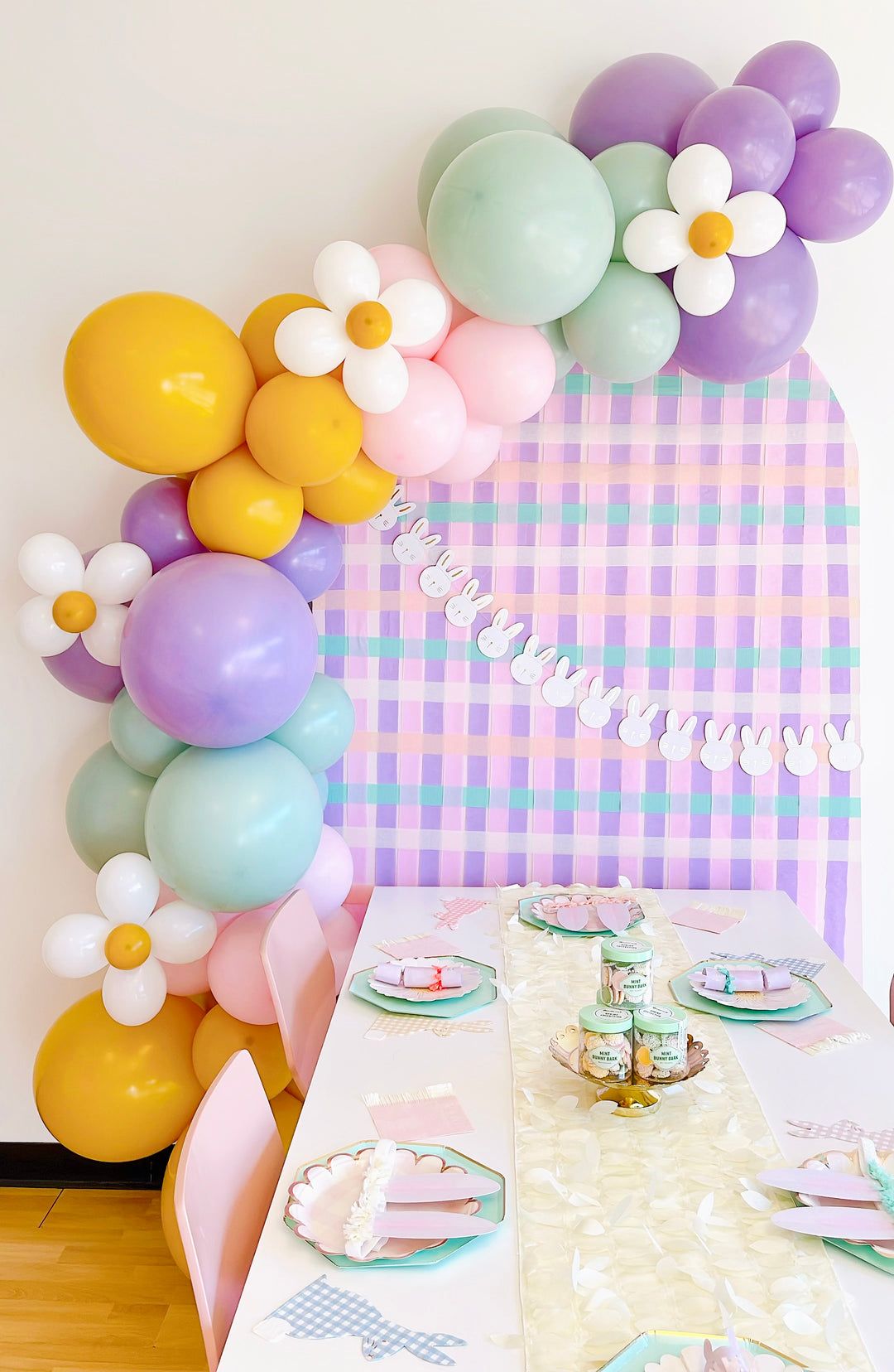 party balloon garland ideas 31